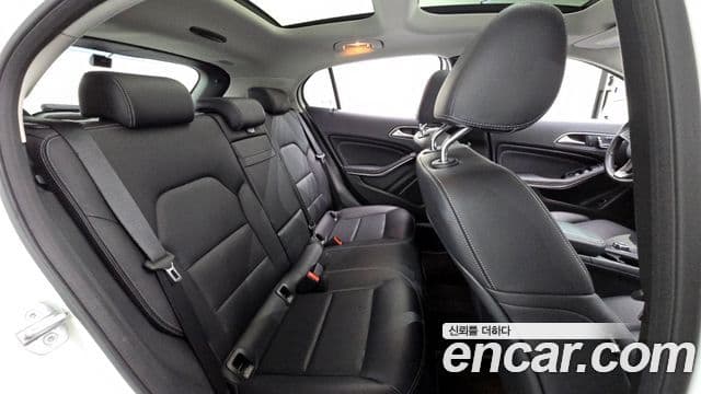 Mercedes-Benz GLA-Class 2019 — Şəkil 12/20