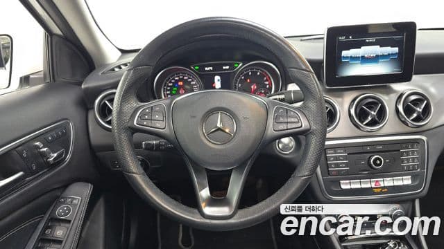 Mercedes-Benz GLA-Class 2019 — Şəkil 13/20