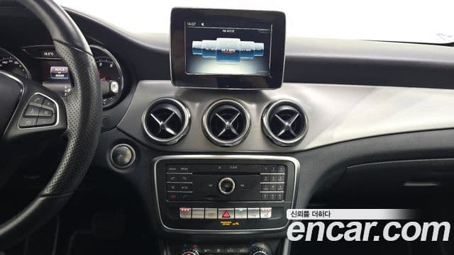 Mercedes-Benz GLA-Class 2019 — Şəkil 14/20
