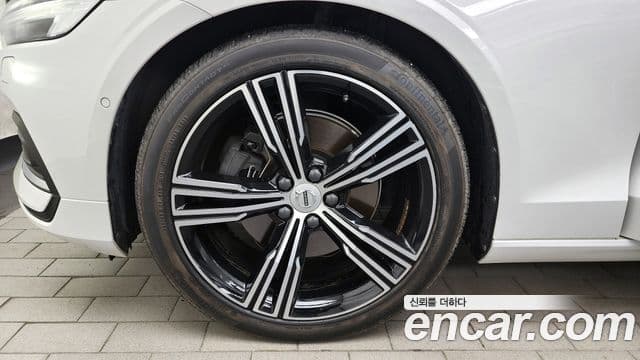 Volvo S60 2020 — Şəkil 13/20
