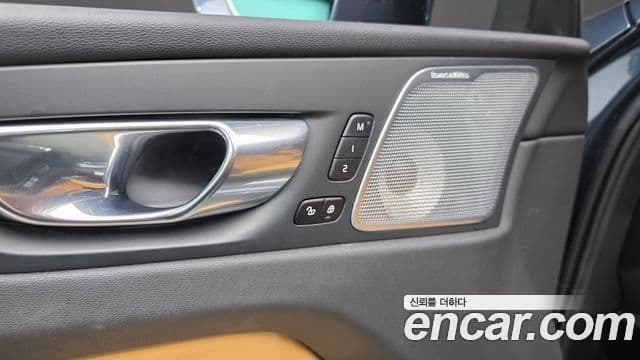 Volvo XC60 2021 — Şəkil 16/20