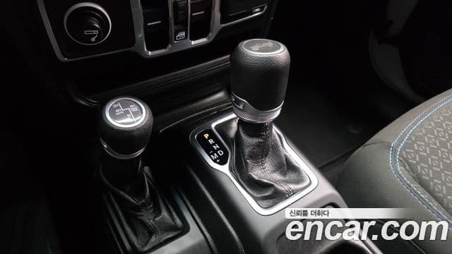 Jeep Wrangler 2021 — ფოტო 9/20