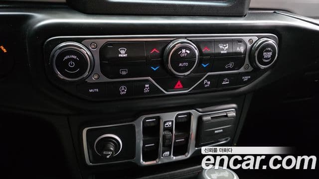 Jeep Wrangler 2021 — ფოტო 17/20