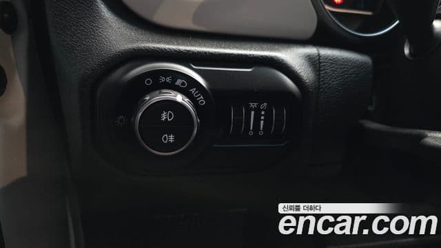 Jeep Wrangler 2021 — ფოტო 19/20