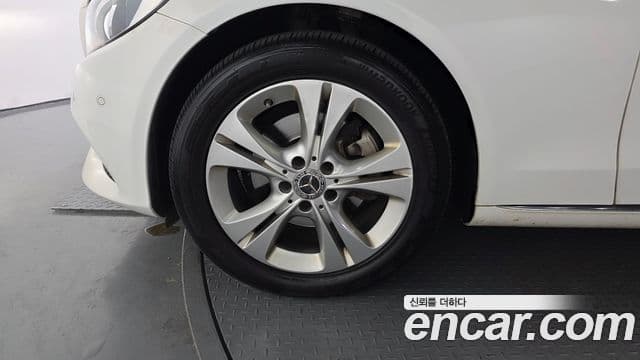 Mercedes-Benz C-Class 2018 — ფოტო 5/20