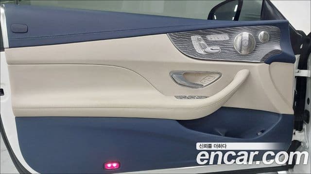 Mercedes-Benz E-Class 2022 — ფოტო 16/17