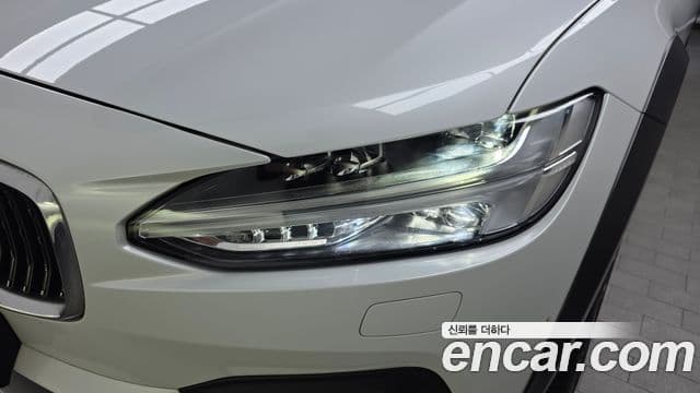 Volvo V90 Cross Country 2021 — Photo 2/35