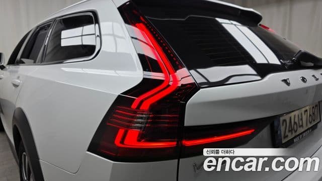 Volvo V90 Cross Country 2021 — Photo 4/35
