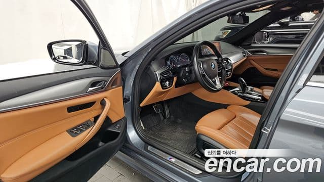 BMW 5 Series 2018 — ფოტო 8/20