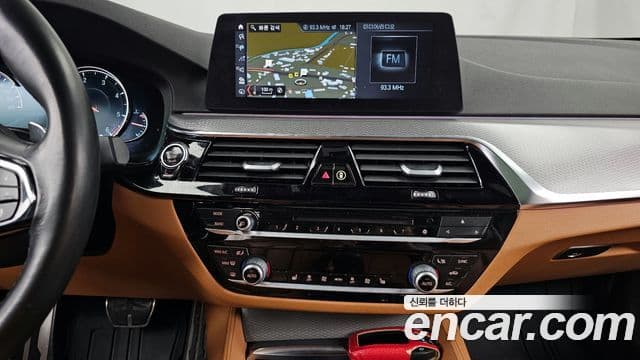 BMW 5 Series 2018 — ფოტო 13/20