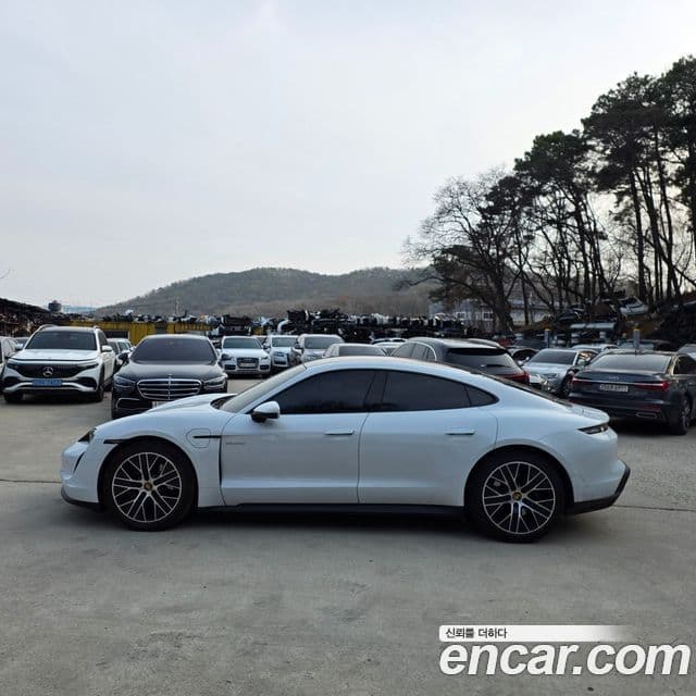 Porsche Taycan 2023 — Photo 10/20