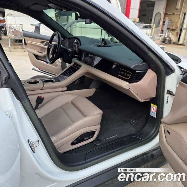 Porsche Taycan 2023 — Photo 17/20