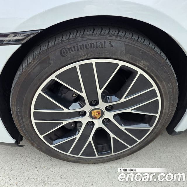 Porsche Taycan 2023 — Photo 7/20