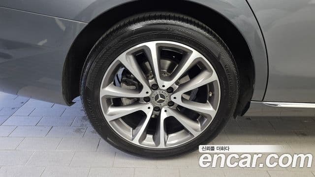 Mercedes-Benz E-Class 2019 — ფოტო 5/20