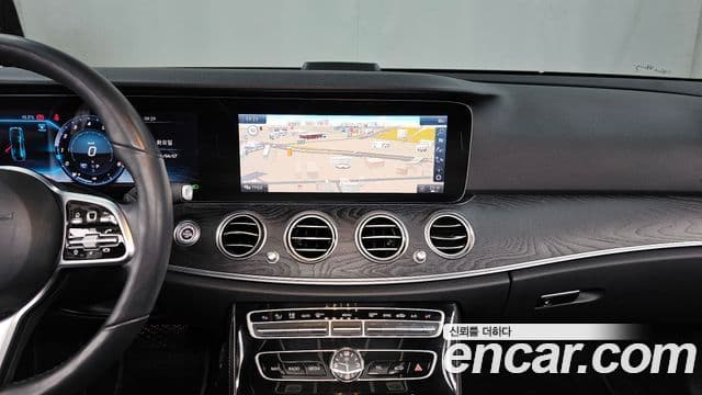 Mercedes-Benz E-Class 2019 — ფოტო 14/20
