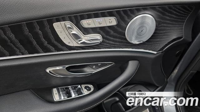 Mercedes-Benz E-Class 2019 — ფოტო 19/20