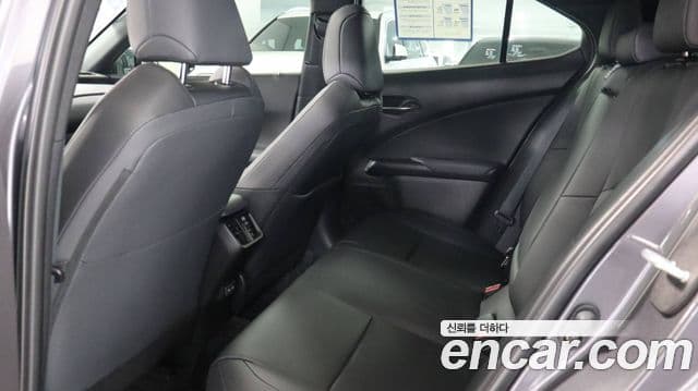 Lexus UX300h 2025 — фото 9 из 16
