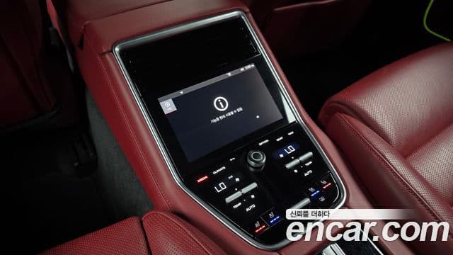 Porsche Panamera 2021 — ფოტო 18/20