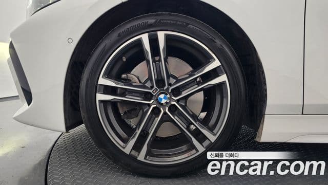 BMW 1 Series 2022 — ფოტო 30/36