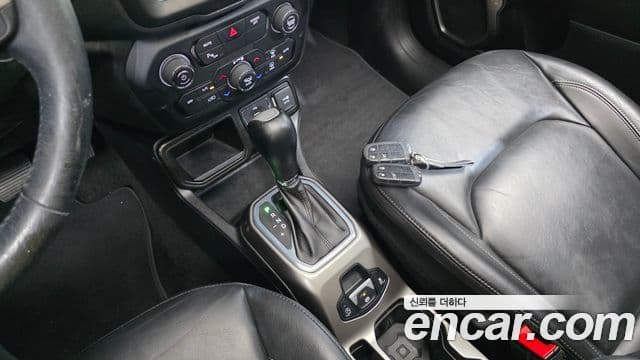 Jeep Renegade 2020 — ფოტო 19/37