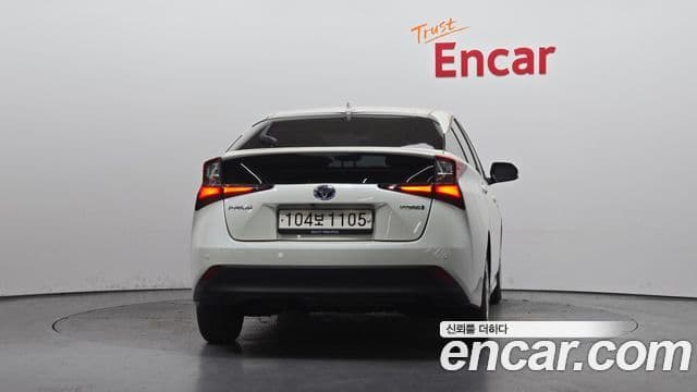 Toyota Prius 2020 — Şəkil 8/20