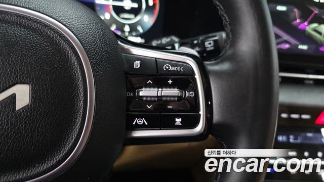 Kia Carnival 2021 — ფოტო 17/20