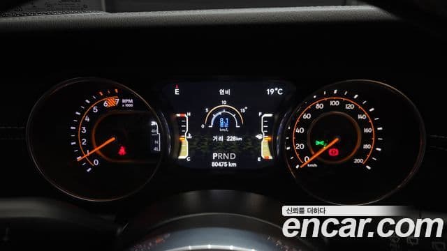 Jeep Wrangler 2019 — ფოტო 8/20