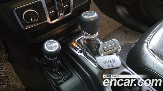 Jeep Wrangler 2019 — ფოტო 9/20
