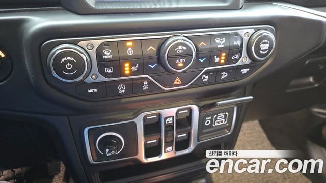 Jeep Wrangler 2019 — ფოტო 16/20