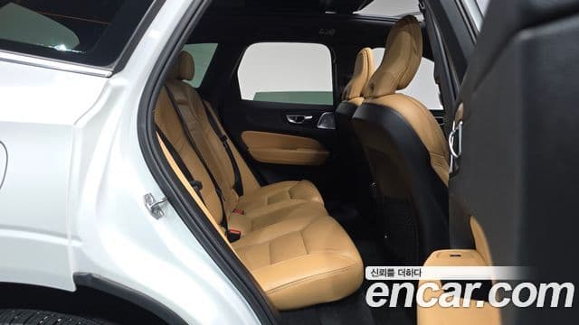 Volvo XC60 2019 — Şəkil 12/20