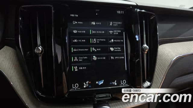 Volvo XC60 2019 — Şəkil 18/20