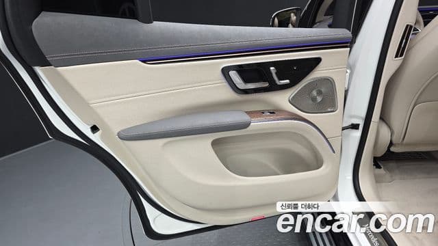 Mercedes-Benz EQS SUV 2023 — ფოტო 23/36