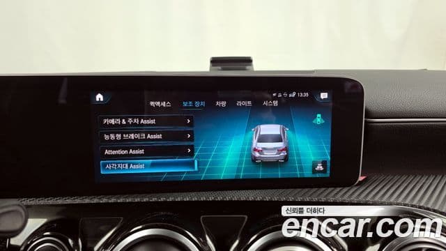 Mercedes-Benz A-Class 2020 — Photo 12/20