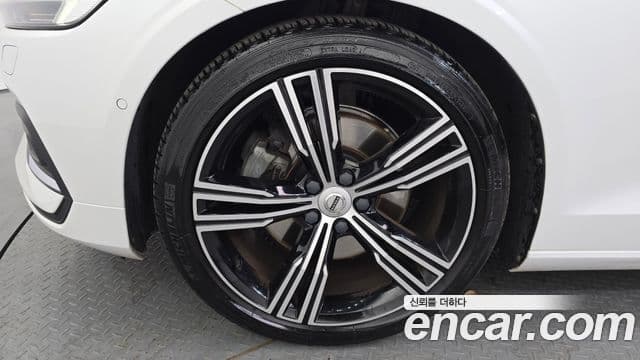 Volvo S60 2020 — ფოტო 5/20