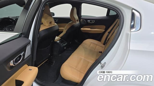 Volvo S60 2020 — ფოტო 11/20