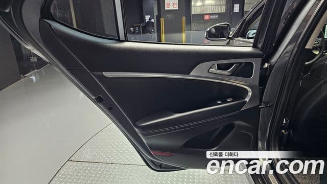 Genesis G70 2018 — Photo 12/31