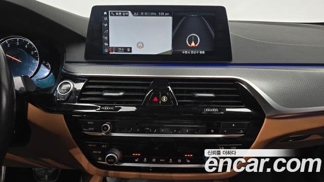 BMW 5 Series 2018 — Photo 18/20