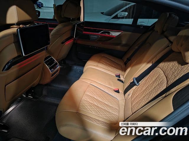 BMW 7 Series 2021 — ფოტო 8/20