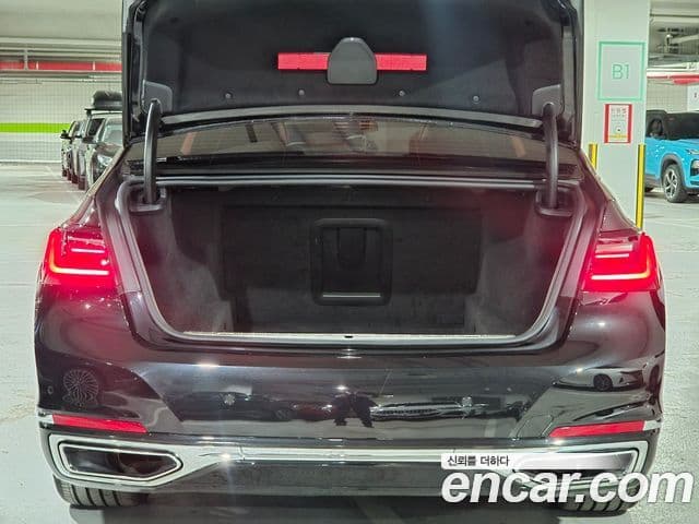 BMW 7 Series 2021 — ფოტო 20/20