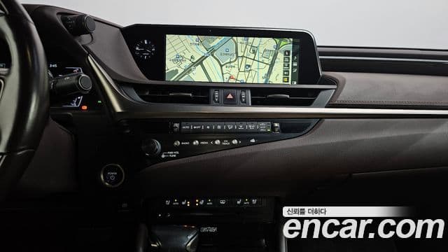 Lexus ES300h 2018 — ფოტო 13/20