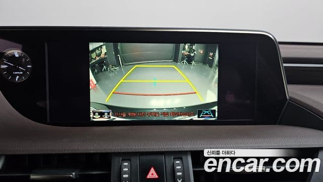Lexus ES300h 2018 — ფოტო 14/20