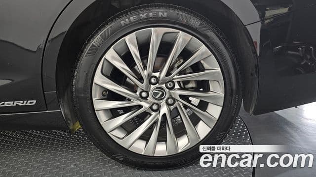 Lexus ES300h 2018 — Şəkil 30/38