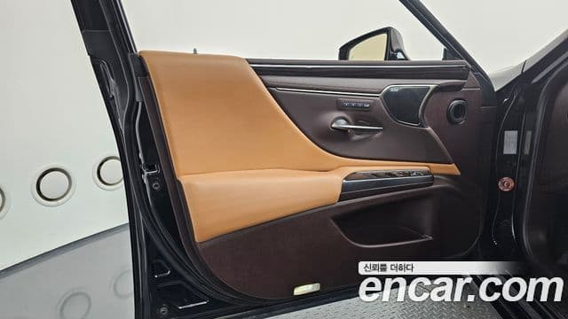 Lexus ES300h 2018 — Şəkil 32/38