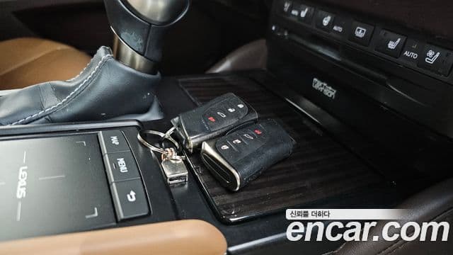 Lexus ES300h 2018 — Şəkil 23/38