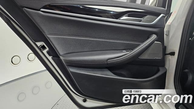 BMW 5 Series 2022 — Photo 27/37