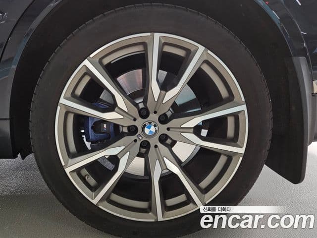 BMW X7 2021 — Photo 19/20