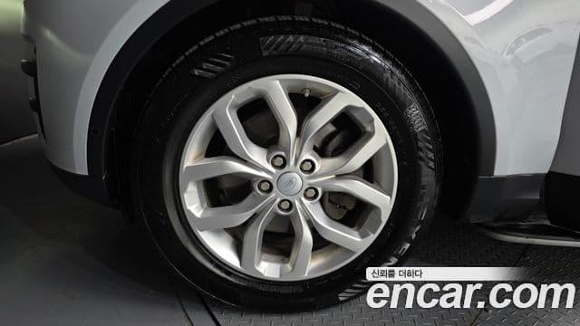 Land Rover Discovery 5 2019 — ფოტო 5/20