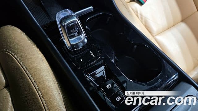 Volvo XC40 2019 — Şəkil 9/20