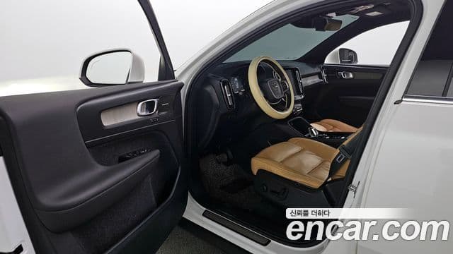 Volvo XC40 2019 — Şəkil 10/20