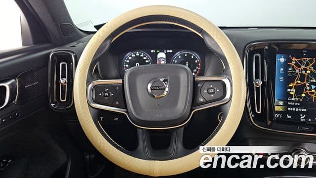 Volvo XC40 2019 — Şəkil 13/20